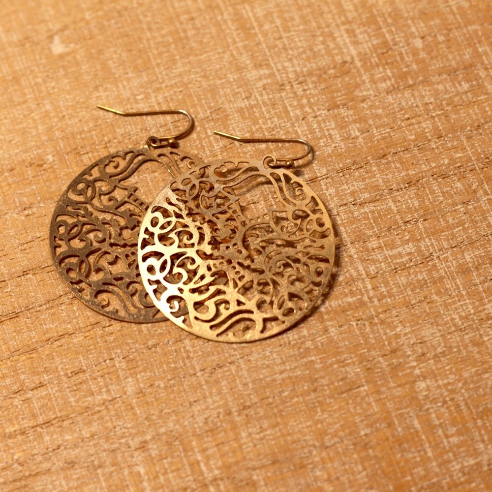 lightweight gold hoop earrings